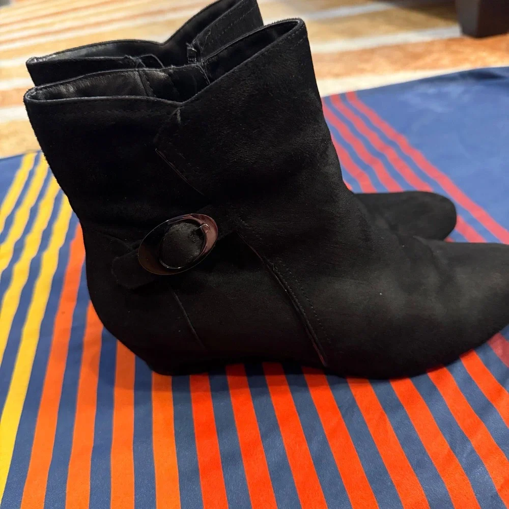 Y2K Impo Gilliana Black Faux Suede Wedge Ankle Boots Buckle Zip Sz 9.5 Booties